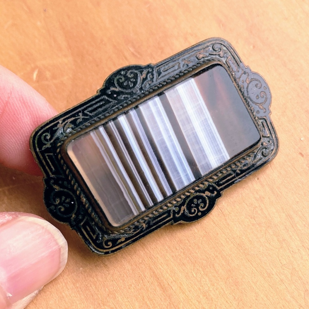 Antique Victorian Biedermeier Brooch with Striped Agate and Meander Pattern - Picture 12 of 16